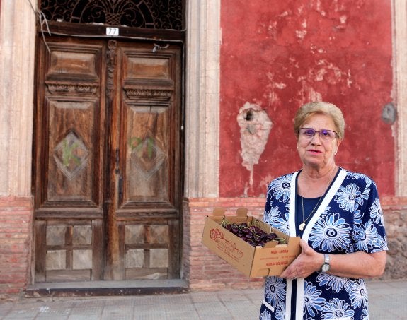 Florencia Escudero fotografiada en Nalda con una caja de cerezas de las huertas del Iregua. :: sonia tercero