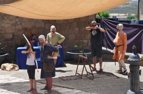   Puntería. Los más atrevidos probaron con el tiro con arco.