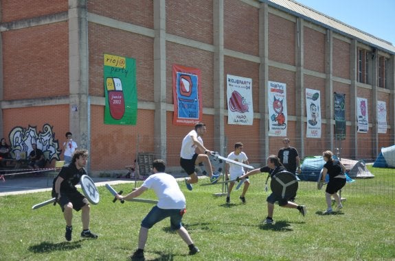 Actividades al aire libre, como la exhibición de softcombat, también en Rioj@party. :: 