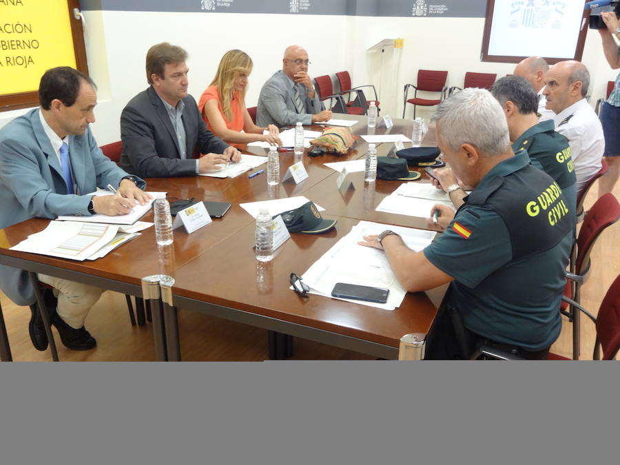 Reunión del delegado del Gobierno con agentes policiales para abordar la violencia en las aulas. 