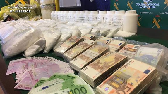 Dinero y químicos incautados a la banda de traficantes de droga. 