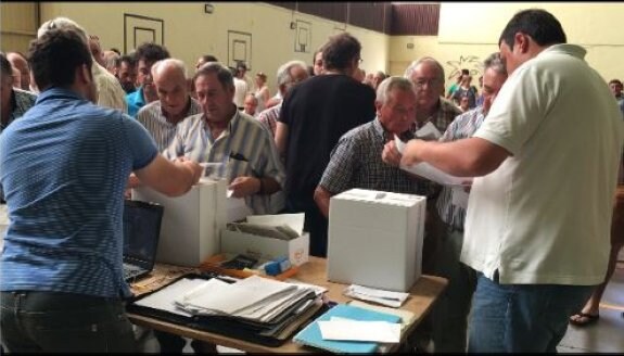 Votación de agricultores en el frontón escolar de San Asensio. :: gasco
