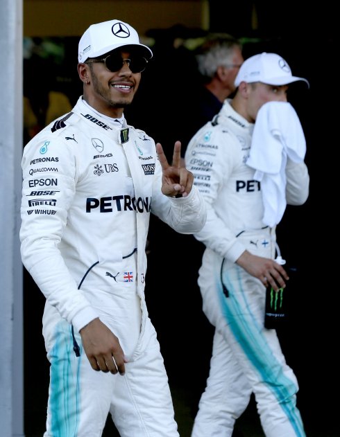 Lewis Hamilton muestra su satisfacción tras firmar el mejor tiempo. :: ZURAB KURTSIKIDZE / efe
