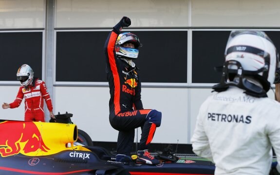 Daniel Ricciardo celebra su triunfo en Azerbaiyán entre Sebastian Vettel y Valtteri Bottas. :: ZURAB KURTSIKIDZE / efe