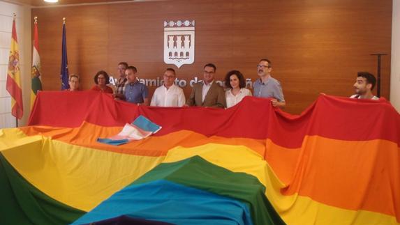 El colectivo LGTBi entrega la bandera arcoíris al Ayuntamiento de Logroño