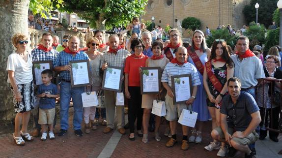 Los 'Abuelos del vino' con las jarreras mayores, la regidora síndica y los integrantes de la corporación que entregó los diplomas. 