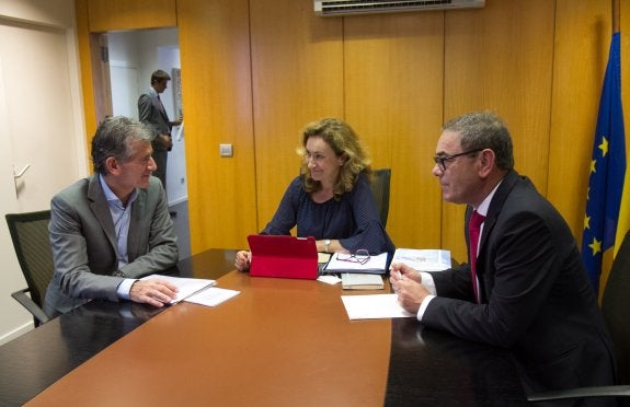 Carlos Ruiz, María Martín y José Miguel Acitores, ayer en la sede de la Consejería. :: 