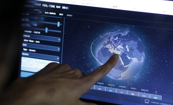 Un ingeniero revisa un mapa en directo con las posibles amenazas de un ciberataque. :: erdensahim/efe
