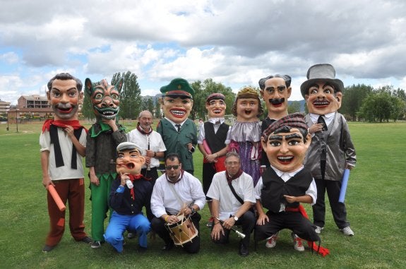 Los jóvenes del Centro Juvenil, con los gaiteros. ::