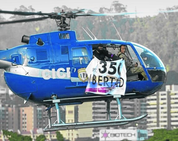 El policía Óscar Pérez sobrevuela Caracas en el helicóptero robado. La pancarta alude al artículo 350 de la Constitución venezolana. :: e. c.