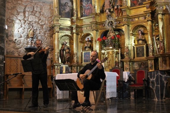 Imagen de una de las actuaciones en la iglesia de la pasada edición del Festival ClásicArnedillo. :: 