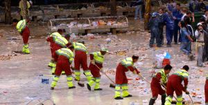 Los operarios de limpieza barren la plaza del Ayuntamiento de Logroño tras el cohete de San Mateo del pasado año. / E. DEL RÍO