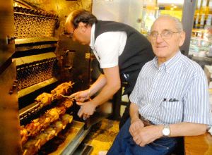 Antonio Gutiérrez junto a Carlos, el encargado del asador de pollos del 'Zikos 2'. / ALFREDO IGLESIAS