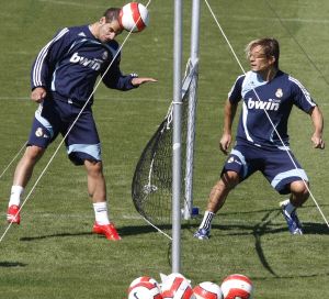 Soldado y Salgado juegan al 'futvoley' durante la sesión de ayer en Madrid. /EFE