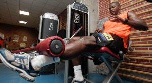 SEGUIR TRABAJANDO. Julio Fis entrena su pierna lesionada en el gimnasio del Palacio de los Deportes. / JONATHAN HERREROS