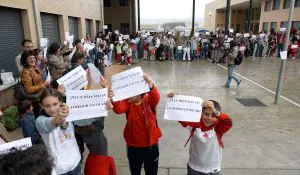 Alumnos y padres del colegio Juan Yagüe reclaman el comedor del centro, ayer por la tarde./DÍAZ URIEL