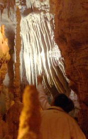 Un visitante, en una cueva. / J.R.