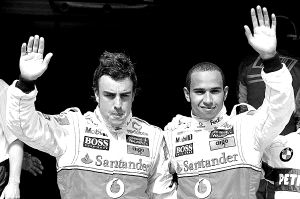 Imagen de los pilotos de McLaren, dos activos del Santander, durante la última temporada de F-1. / L.R.