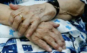 Manos de una mujer en cuyos dedos se observa el efecto de la artrosis. /MAITE BARTOLOMÉ
