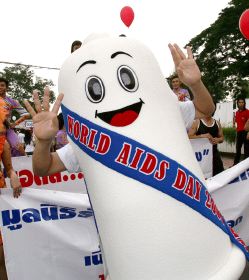 Desfile para promover el uso del preservativo en Bangkok. /EFE