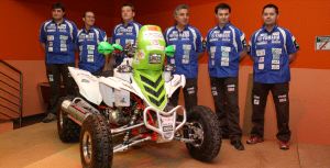 CON EL QUAD. El equipo riojano, con el quad de Peña que acudirá al Dakar. / DIAZ URIEL