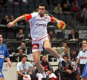 Belaustegi lanza a portería con la camiseta de España. / EFE
