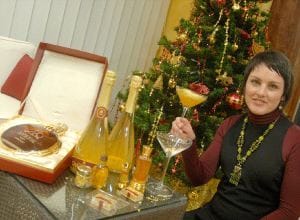 Mamen Martínez, directora de Aurum, brinda con champán de oro. A la derecha, ensalada con oro para espolvorear. / A. IGLESIAS