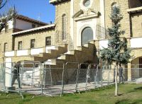 Aspecto que presentaba ayer el edificio de los Juzgados de Haro, rodeado de vallas. / C.V.