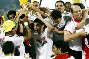 CAMPEONES. El capitán de la selección egipcia, Ahmed Hasan Kamel, levanta el trofeo de la Copa de Africa. / REUTERS