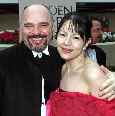 Anthony Minghella, junto a su mujer, en los Oscar. /AFP