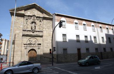 Imagen del patio interior del convento de Madre de Dios. A la derecha, fachada de la iglesia. / DÍAZ URIEL