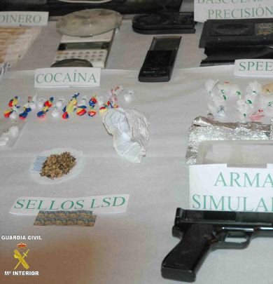 Droga y diverso material incautado en la operación. / GUARDIA CIVIL