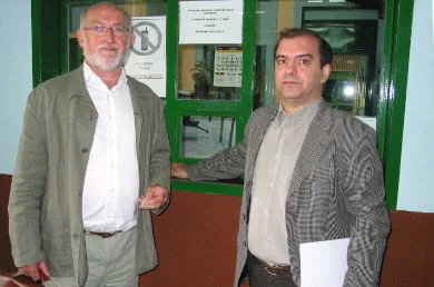 Roberto García y Manuel Bello, ayer, en el control de entrada de la prisión. /GASCO