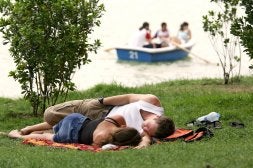 En verano, un parque es un buen lugar para descansar, como esta pareja que se echa la siesta en el césped./ L.R.