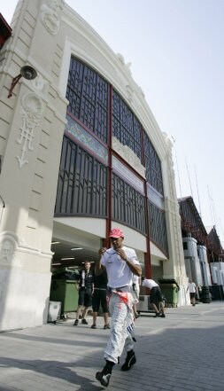 Hamilton se pasea por los tinglados del puerto./ AP