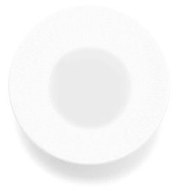 Alberto saca del horno de leña los corderos recién asados. /C.V.