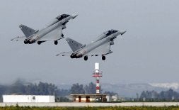Dos aviones de combate 'Eurofighter' hacen maniobras en Sevilla./ EFE