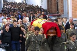 Compañeras de la militar asesinada por su pareja el pasado miércoles en Cádiar (Granada) trasladan su cadáver. / EFE