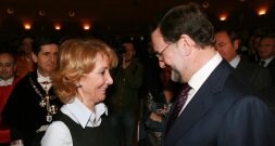 Esperanza Aguirre conversa con Mariano Rajoy en la Universidad Juan Carlos I, tras asistir al nombramiento de doctor 'honoris causa' de Rodrigo Rato. / R.C.
