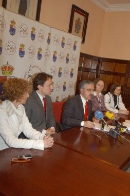 Agustín García, junto a Francisco Rodríguez y varias ediles. /ALBO