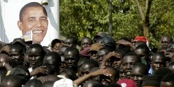 Un grupo de kenianos sigue en Kisumu la toma de posesión de Obama. / AFP
