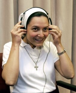 Sor Anna Nobili, la monja go-gó, escuchando música y en plena actuación. /EFE