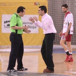 Jota González discute con un árbitro. /FERNANDO DÍAZ
