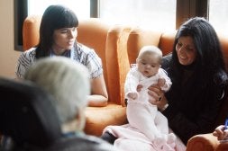 Durante el encuentro familiar en la residencia Sanyres de Logroño con las cinco mujeres, abundaron los gestos de cariño hacia Matilde y las carantoñas a la pequeña Naiara. /JUSTO RODRÍGUEZ