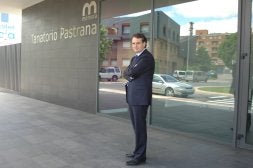 Casimiro Miguel, jefe de calidad y servicios del Grupo Mémora, ante la fachada del nuevo edificio. / P. J. P.