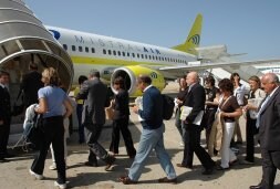 Un grupo de turistas accede a un avión fletado por Opera Romana Pellegrinaggi. / AFP