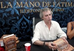 Ildefonso Falcones acaparó ayer la atención de la Feria del Libro de Madrid.