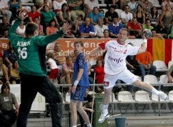 Tomás busca el hueco en el lanzamiento. /EFE