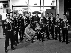 Un grupo de mariachis canta rancheras por toda la ciudad