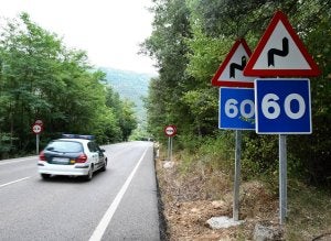 Señales de tráfico duplicadas en la carretera N-111 poco después de Panzares. Hay muchas más. / DÍAZ URIEL
